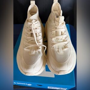Hoka women’s 6.5b kawana mid- new in box